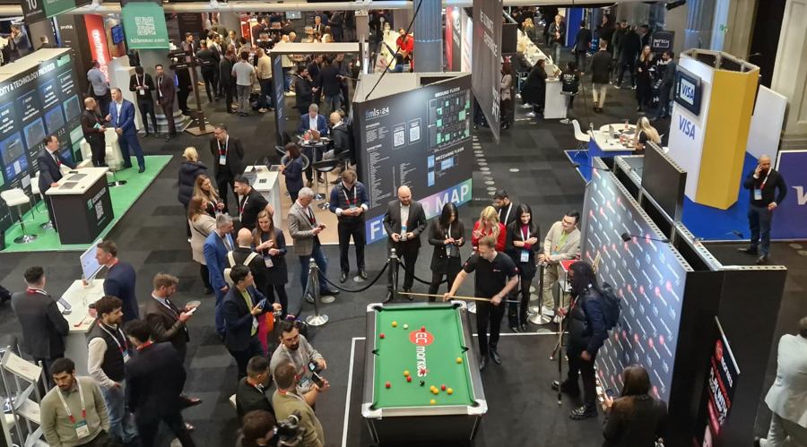 英伟达(NVDA.US)财报抵御“算力质疑” AI支出仍热潮不减