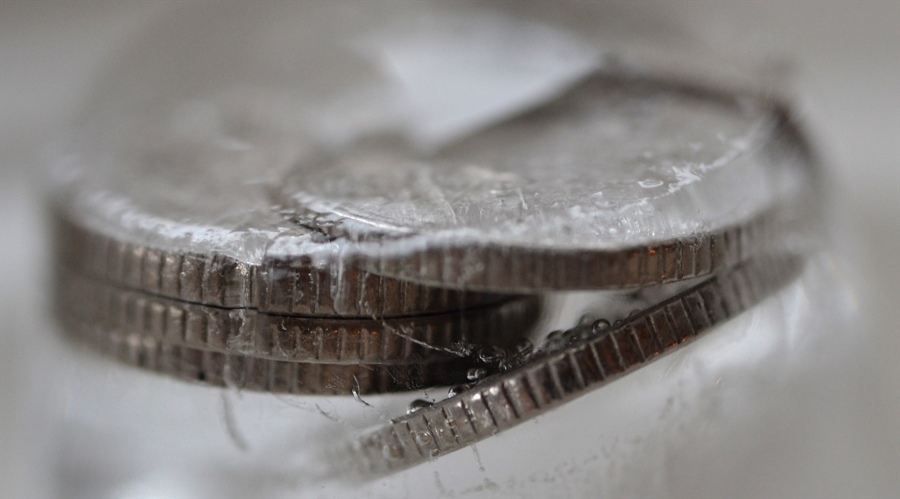 特斯拉股价下跌超过3%,影响纳斯达克100指数走势