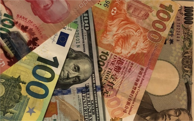 周五（2月28日）美市盘前，欧元/美元（EUR/USD）受到市场情绪的影响，交易价格维持在1.0400附近。该汇价面临显著的卖压，这主要源于欧洲国家发布的2月份初步通胀数据。数据显示，德国、法国和意大利等主要经济体的价格压力有所减缓，导致市场预期欧洲央行（ECB）将在即将召开的货币政策会议上考虑降息。